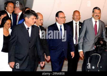 L'image prise le 10 mai 2015 montre le président français François Hollande (C), arrivant à l'aéroport international José Marti, à la Havane, Cuba. Le président français François Hollande est arrivé dimanche soir à la Havane pour une visite officielle, ce qui fait de lui le premier dirigeant occidental à se rendre à Cuba après que les États-Unis aient assoupli l’embargo contre ce pays insulaire. Vladimir Molina/) (azp) CUBA-HAVANA-FRANCE-PRESIDENT-VISIT PRENSAxLATINA PUBLICATIONxNOTxINxCHN l'image prise LE 10 2015 mai montre le président français François Hollande C arrivant À l'aéroport international Jose Marti à la Havane Cuba Presi français Banque D'Images