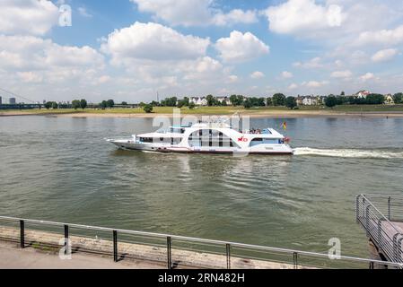Dusseldorf, Allemagne - 2 juin 2022 : le navire de tourisme MS RheinPoesie navigue sur le Rhin à Dusseldorf, Rhénanie du Nord-Westphalie, Allemagne. Passagers en Banque D'Images