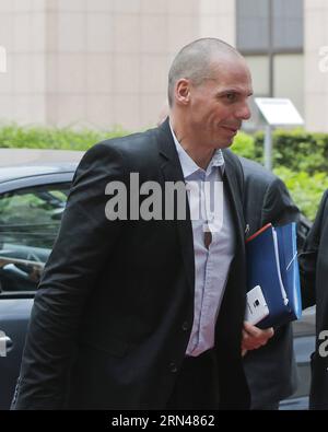 (150512) -- BRUXELLES, le 12 mai 2015 -- le ministre grec des Finances Yanis Varoufakis arrive pour assister à une réunion des ministres des finances de l'Union européenne (UE) au siège de l'UE à Bruxelles, Belgique, le 12 mai 2015. Zhou Lei) BELGIQUE-UE-FINANCES ?? PUBLICATIONxNOTxINxCHN 150512 Bruxelles Mai 12 2015 les ministres grecs des Finances YANIS Varoufakis participent à la réunion du ministre des Finances de l'UE AU siège de l'UE à Bruxelles Belgique Mai 12 2015 Zhou Lei Belgique Finances de l'UE PUBLICATIONxNOTxINxCHN Banque D'Images