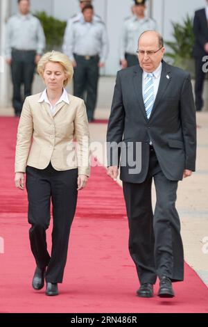 Le ministre israélien de la Défense Moshe ya Alon (à droite) et son homologue allemande Ursula von der Leyen passent en revue les gardes d’honneur lors d’une cérémonie de bienvenue à tel Aviv, Israël, le 11 mai 2015. Israël a déclaré lundi qu'il avait signé un accord pour acheter quatre navires de patrouille navale à l'Allemagne pour protéger les champs de gaz offshore du pays. La cérémonie de signature a eu lieu au ministère de la Défense à tel Aviv, alors qu’Israël et l’Allemagne célèbrent 50 ans de relations diplomatiques. En vertu de cet accord, l Allemagne ThyssenKrupp fournira à Israël quatre navires de guerre avancés de la classe Korvette de patrouille. ISRAËL-TEL AVIV-QUATRE NAVIRES ALLEMANDS AVANCÉS Banque D'Images