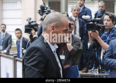 (150512) -- BRUXELLES, le 12 mai 2015 -- le ministre grec des Finances Yanis Varoufakis arrive pour assister à une réunion des ministres des finances de l'Union européenne (UE) au siège de l'UE à Bruxelles, Belgique, le 12 mai 2015. Zhou Lei) BELGIQUE-UE-FINANCES ?? PUBLICATIONxNOTxINxCHN 150512 Bruxelles Mai 12 2015 les ministres grecs des Finances YANIS Varoufakis participent à la réunion du ministre des Finances de l'UE AU siège de l'UE à Bruxelles Belgique Mai 12 2015 Zhou Lei Belgique Finances de l'UE PUBLICATIONxNOTxINxCHN Banque D'Images