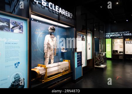 International Spy Museum combinaison de vol U-2 Washington DC / WASHINGTON DC — Une combinaison de vol d'avion espion U-2 exposée dans une vitrine à l'International Spy Museum à L'enfant Plaza. L'exposition met l'accent sur les avions de reconnaissance U-2 et les méthodes de surveillance aérienne qui ont été cruciales pendant les opérations de renseignement de la Guerre froide. Le musée, qui a ouvert à son emplacement actuel en 2019, présente cette exposition dans le cadre de sa collection complète documentant l'histoire de l'espionnage et le métier. L'avion U-2 à haute altitude a fourni aux États-Unis des capacités critiques de collecte de renseignements Banque D'Images