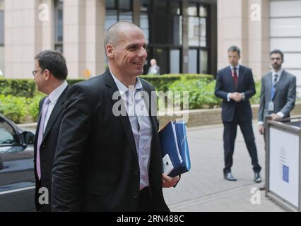 (150512) -- BRUXELLES, le 12 mai 2015 -- le ministre grec des Finances Yanis Varoufakis arrive pour assister à une réunion des ministres des finances de l'Union européenne (UE) au siège de l'UE à Bruxelles, Belgique, le 12 mai 2015. Zhou Lei) BELGIQUE-UE-FINANCES ?? PUBLICATIONxNOTxINxCHN 150512 Bruxelles Mai 12 2015 les ministres grecs des Finances YANIS Varoufakis participent à la réunion du ministre des Finances de l'UE AU siège de l'UE à Bruxelles Belgique Mai 12 2015 Zhou Lei Belgique Finances de l'UE PUBLICATIONxNOTxINxCHN Banque D'Images