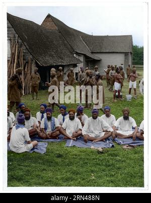 Les soldats sikhs chantent des chants religieux devant leurs billettes au Sart, en France, le 24th juillet 1915, avant de retourner sur le front. Banque D'Images