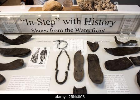 Alexandria Archaeology Museum exposition de chaussures Alexandria Virginie // ALEXANDRIA, Virginie, États-Unis — le musée archéologique d'Alexandria, situé dans l'historique Torpedo Factory Art Center, présente des artefacts et des expositions qui explorent la riche histoire d'Alexandria de la préhistoire à nos jours. Le musée offre aux visiteurs des programmes éducatifs et des occasions de s’intéresser au patrimoine archéologique de la ville par le biais d’activités pratiques et d’expositions interactives. Banque D'Images