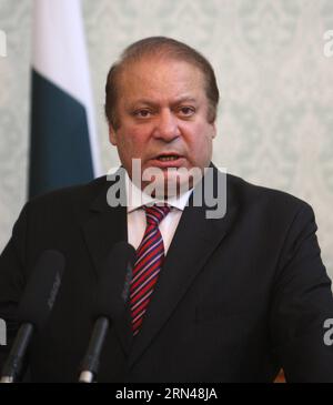 (150512) -- KABOUL, le 12 mai 2015 -- le premier ministre pakistanais Nawaz Sharif prend la parole lors d'une conférence de presse conjointe avec le président afghan Ashraf Ghani (invisible) à Kaboul, en Afghanistan, le 12 mai 2015. Le Premier ministre pakistanais Nawaz Sharif a déclaré mardi qu'un Afghanistan pacifique profiterait au Pakistan et Islamabad soutient le processus de paix dirigé et contrôlé par les Afghans. AFGHANISTAN-KABOUL-PAKISTAN-PM-PRESS CONFERENCE AhmadxMassoud PUBLICATIONxNOTxINxCHN 150512 Kaboul Mai 12 2015 le Premier ministre pakistanais Nawaz Sharif prend la parole lors d'une conférence de presse conjointe avec le président afghan Ashraf Ghani Unseen i. Banque D'Images