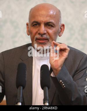 (150512) -- KABOUL, le 12 mai 2015 -- le président afghan Ashraf Ghani prend la parole lors d'une conférence de presse conjointe avec le premier ministre pakistanais Nawaz Sharif (invisible) à Kaboul, en Afghanistan, le 12 mai 2015. Le Premier ministre pakistanais Nawaz Sharif a déclaré mardi qu'un Afghanistan pacifique profiterait au Pakistan et Islamabad soutient le processus de paix dirigé et contrôlé par les Afghans. AFGHANISTAN-KABOUL-PAKISTAN-PM-PRESS CONFERENCE AhmadxMassoud PUBLICATIONxNOTxINxCHN 150512 Kaboul Mai 12 2015 le président afghan Ashraf Ghani prend la parole lors d'une conférence de presse conjointe avec les premiers ministres pakistanais Nawaz Sharif Unseen Banque D'Images