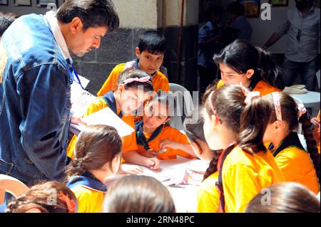 (150512) -- DAMAS, le 12 mai 2015 -- des enfants syriens dessinent sur le papier lorsqu'ils assistent à une exposition d'art pour enfants organisée à Khan as ad Pacha à Damas, capitale de la Syrie, le 12 mai 2015.) SYRIA-DAMAS-CHILDREN-ART EXHIBITION Ammar PUBLICATIONxNOTxINxCHN 150512 Damas Mai 12 2015 les enfants syriens dessinent SUR le papier alors qu'ils assistent à l'exposition d'art pour enfants Hero in Khan as Retired Pacha in Damas capitale de la Syrie Mai 12 2015 Syrie Damas exposition d'art pour enfants Ammar PUBLICATIONxNOTxINxCHN Banque D'Images