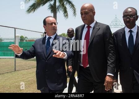 (150512) -- PORT au PRINCE, 12 mai 2015 -- le président français François Hollande (L) s'entretient avec son homologue haïtien Michel Martelly (C) en route pour le Palais National de Port-au-Prince, Haïti, le 12 mai 2015. Le président français François Hollande a entamé mardi une visite officielle en Haïti. Luz Sosa) (da) HAITI-PORT au PRINCE-FRANCE-POLITICS-VISIT e LuzxSosa PUBLICATIONxNOTxINxCHN 150512 Port au Prince Mai 12 2015 le Président français François Hollande l parle avec sa partie haïtienne Michel Martelly C SUR leur chemin vers le Palais National à Port au Prince HAÏTI LE 12 2015 mai Banque D'Images