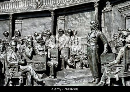 WASHINGTON, DC, États-Unis — le Hayne Debate Panel, un haut-relief en bronze sur la base de la statue de Daniel Webster, représente le célèbre débat sénatorial de Webster de 1830 avec Robert Young Hayne. Le panneau complexe comprend près d'une centaine de personnages, dont Webster, Hayne et John C. Calhoun. Au-dessus de la scène se trouvent les mots de Webster: "Liberté et Union, maintenant et pour toujours, un et inséparable." Banque D'Images