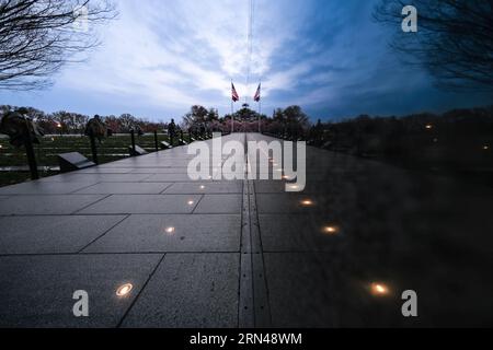 WASHINGTON DC, États-Unis — le Mémorial des anciens combattants de la guerre de Corée se tient dans une réflexion solennelle sous la faible lumière d'avant l'aube. Banque D'Images