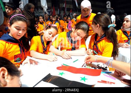 (150512) -- DAMAS, le 12 mai 2015 -- des enfants syriens dessinent sur le papier lorsqu'ils assistent à une exposition d'art pour enfants organisée à Khan as ad Pacha à Damas, capitale de la Syrie, le 12 mai 2015.) SYRIA-DAMAS-CHILDREN-ART EXHIBITION Ammar PUBLICATIONxNOTxINxCHN 150512 Damas Mai 12 2015 les enfants syriens dessinent SUR le papier alors qu'ils assistent à l'exposition d'art pour enfants Hero in Khan as Retired Pacha in Damas capitale de la Syrie Mai 12 2015 Syrie Damas exposition d'art pour enfants Ammar PUBLICATIONxNOTxINxCHN Banque D'Images