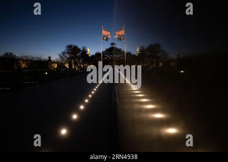 WASHINGTON DC, États-Unis — le Mémorial des anciens combattants de la guerre de Corée se tient dans une réflexion solennelle sous la faible lumière d'avant l'aube. Banque D'Images