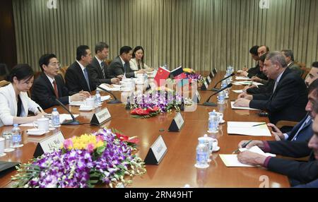 BEIJING, le 13 mai 2015 --le conseiller d'État chinois et ministre de la sécurité publique Guo Shengkun (2e L) rencontre le ministre afghan de l'intérieur Olomi Noorol Haq (4e R) à Beijing, capitale de la Chine, le 13 2015 mai. La réunion de Guo avec Olomi est la première réunion annuelle entre le ministère de la sécurité publique de la Chine et le ministère de l intérieur de l Afghanistan. (zkr) CHINA-GUO SHENGKUN-AFGHANISTAN-INTERIOR MINISTER-MEETING (CN) MaxZhancheng PUBLICATIONxNOTxINxCHN Beijing Mai 13 2015 les conseillers d'Etat chinois et les ministres de la sécurité publique Guo Shengkun 2e l rencontrent les ministres de l'intérieur de l'Afghanistan Haq 4e r Banque D'Images