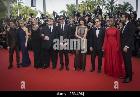 (150513) -- CANNES, 13 mai 2015 -- actrice française et membre du jury du long métrage Sophie Marceau (4e R) pose avec les autres membres du jury du long métrage sur le tapis rouge à leur arrivée pour la cérémonie d’ouverture du 68e Festival de Cannes à Cannes, France, le 13 mai 2015. Le 68e Festival de Cannes (Festival de Cannes) a officiellement débuté mercredi soir dans la station balnéaire de Cannes, dans le sud de la France. ) FRANCE-CANNES-FILM FESTIVAL ChenxXiaowei PUBLICATIONxNOTxINxCHN 150513 Cannes Mai 13 2015 actrice française et membre du jury du long métrage Sophie Marceau 4e r pose avec Banque D'Images