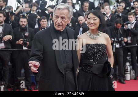 (150513) -- CANNES, le 13 mai 2015 -- la ministre française de la Culture et de la communication Fleur Pellerin (droite) et le réalisateur franco-grec Costa-Gavras posent sur le tapis rouge à leur arrivée pour la cérémonie d'ouverture du 68e Festival de Cannes à Cannes, France, le 13 mai 2015. Le 68e Festival de Cannes (Festival de Cannes) a officiellement débuté mercredi soir dans la station balnéaire de Cannes, dans le sud de la France. ) FRANCE-CANNES-FILM FESTIVAL ChenxXiaowei PUBLICATIONxNOTxINxCHN 150513 Cannes Mai 13 2015 Ministres français de la Culture et de la communication Fleur Pellerin r et réalisateur grec français Costa Gavr Banque D'Images