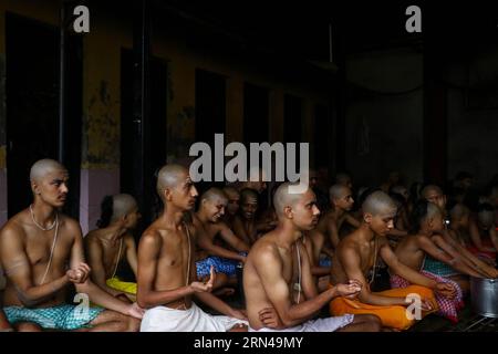 Le 31 août 2023, à Katmandou, Népal. Les dévots hindous se réunissent pour accomplir des rituels religieux pendant le festival Janai Purnima (fil sacré). (Photo de Abhishek Maharjan/Sipa USA) crédit : SIPA USA/Alamy Live News Banque D'Images