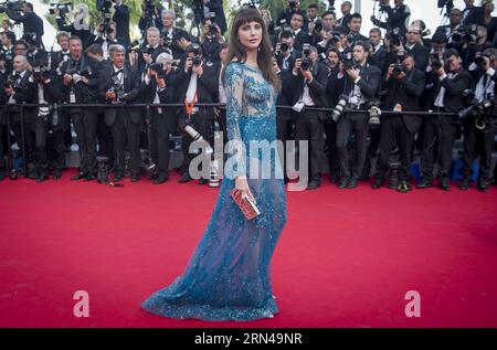 (150513) -- CANNES, 13 mai 2015 -- l'actrice française Frederique Bel pose sur le tapis rouge alors qu'elle arrive pour la cérémonie d'ouverture du 68e Festival de Cannes à Cannes, France, le 13 mai 2015. Le 68e Festival de Cannes (Festival de Cannes) a officiellement débuté mercredi soir dans la station balnéaire de Cannes, dans le sud de la France. ) FRANCE-CANNES-FILM FESTIVAL ChenxXiaowei PUBLICATIONxNOTxINxCHN 150513 Cannes Mai 13 2015 l'actrice française Frédérique bel pose SUR le tapis rouge alors qu'elle arrive pour la cérémonie d'ouverture du 68e Festival de Cannes à Cannes France LE 13 2015 mai le 68 mai Banque D'Images