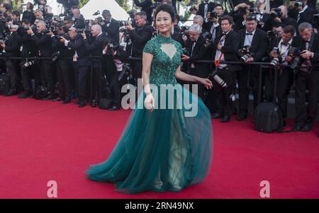 (150513) -- CANNES, le 13 mai 2015 -- l'actrice chinoise Zhao Tao pose sur le tapis rouge alors qu'elle arrive pour la cérémonie d'ouverture du 68e Festival de Cannes à Cannes, France, le 13 mai 2015. Le 68e Festival de Cannes (Festival de Cannes) a officiellement débuté mercredi soir dans la station balnéaire de Cannes, dans le sud de la France. ) FRANCE-CANNES-FILM FESTIVAL ChenxXiaowei PUBLICATIONxNOTxINxCHN 150513 Cannes Mai 13 2015 l'actrice chinoise Zhao Tao pose SUR le tapis rouge à son arrivée pour la cérémonie d'ouverture du 68e Festival de Cannes à Cannes France LE 13 2015 mai le 68e F de Cannes Banque D'Images