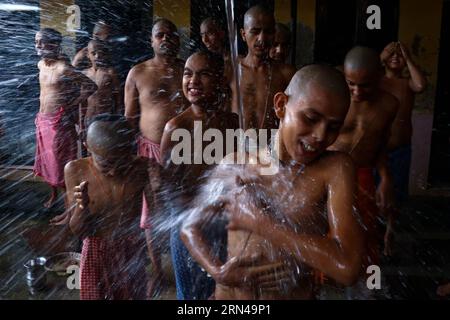 Le 31 août 2023, à Katmandou, Népal. Les jeunes dévots hindous effectuent un bain rituel pendant le festival Janai Purnima (fil sacré). (Photo de Abhishek Maharjan/Sipa USA) crédit : SIPA USA/Alamy Live News Banque D'Images