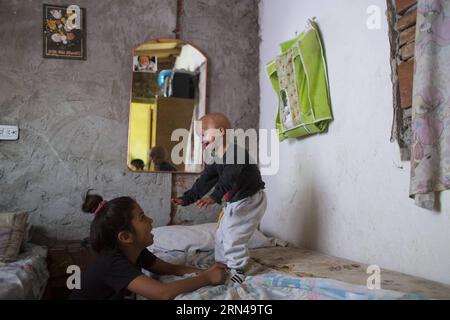 (150514) -- MORENO, 14 mai 2015 -- Franco Villavicencio (R), quatre ans, joue avec son cousin, chez lui dans la ville de Moreno, dans la province de Buenos Aires, Argentine, le 13 mai 2015. Franco souffre de progeria (ou vieillissement prématuré). Les enfants atteints de cette maladie ont l'air en bonne santé à la naissance, mais au cours de la première année de vie commencent à montrer des caractéristiques de la pathologie comme une croissance plus faible, la perte de cheveux, le vieillissement de la peau, etc. Martin Zabala) (zjy) ARGENTINA-MORENO-HEALTH-PROGERIA e MARTINxZABALA PUBLICATIONxNOTxINxCHN 150514 Moreno Mai 14 2015 Franco Villavicencio r quatre ans JOUE avec son cousin À H. Banque D'Images