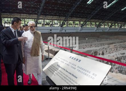 (150514) -- XI AN, le 14 mai 2015 -- le Premier ministre indien Narendra Modi (à droite, devant) visite le musée du site du mausolée de l'empereur Qinshihuang à Xi an, capitale de la province du Shaanxi du nord-ouest de la Chine, le 14 mai 2015. Modi est arrivé à Xi un jeudi pour une visite officielle en Chine. ) (Zwx) CHINE-XI AN-INDIAN PM-MODI-VISITING (CN) WangxYe PUBLICATIONxNOTxINxCHN 150514 Xi à mai 14 2015 Premier ministres indiens Narendra modes r Front visite l'empereur Qinshihuang S Mausolée site Museum à Xi capitale du nord-ouest de la Chine S Shaanxi province Mai 14 2015 modes est arrivé à Xi à jeudi pour officiel visitez Banque D'Images