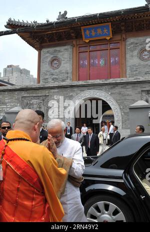 (150514) -- XI AN, 14 mai 2015 -- le Premier ministre indien Narendra Modi fait ses adieux à l'abbé Kuanxu après avoir visité le temple de Daxingshan à Xi an, capitale de la province du Shaanxi du nord-ouest de la Chine, le 14 mai 2015. Modi est arrivé à Xi un jeudi pour une visite officielle en Chine. ) (Zwx) CHINE-XI AN-INDIEN PM-MODI-VISITING (CN) DingxHaitao PUBLICATIONxNOTxINxCHN 150514 Xi à Mai 14 2015 Premier ministres indiens Narendra modes offres adieu à l'Abbé Kuanxu après avoir visité le temple de Daxingshan à Xi à la capitale du nord-ouest de la Chine S Shaanxi province Mai 14 2015 modes est arrivé à le jeudi pour Offici Banque D'Images