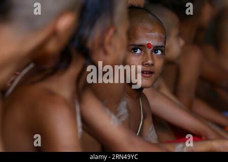 Le 31 août 2023, à Katmandou, Népal. De jeunes adeptes hindous participent au festival Janai Purnima (fil sacré). (Photo de Abhishek Maharjan/Sipa USA) crédit : SIPA USA/Alamy Live News Banque D'Images