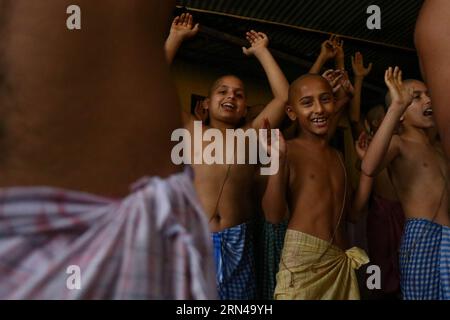 Le 31 août 2023, à Katmandou, Népal. De jeunes dévots hindous chantent des chants sacrés pendant le festival Janai Purnima (fil sacré). (Photo de Abhishek Maharjan/Sipa USA) crédit : SIPA USA/Alamy Live News Banque D'Images