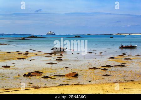 Bateaux au large des côtes des Iles Scilly, bateau de croisière de la compagnie maritime britannique Saga Cruises à l'horizon, St Martin's, Iles Scilly, Cor Banque D'Images