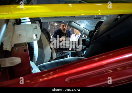 (150514) -- TAIYUAN, 14 mai 2015 -- Un visiteur regarde la structure d'une Fiat Ottimo lors de l'exposition internationale de l'automobile de Chine (Taiyuan) 2015 à Taiyuan, capitale de la province du Shanxi du nord de la Chine, le 14 mai 2015. L'exposition, avec la participation de plus de 800 véhicules de 90 marques, a débuté jeudi au Taiyuan Coal transaction Center. (Yxb) CHINA-SHANXI-TAIYUAN-AUTOMOBILE EXHIBITION(CN) FanxMinda PUBLICATIONxNOTxINxCHN 150514 Taiyuan Mai 14 2015 un visiteur regarde la structure d'une Fiat pendant l'exposition internationale des automobiles de la Chine Taiyuan 2015 dans Taiyuan Cap Banque D'Images