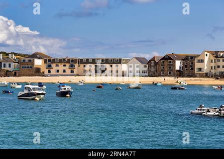 Bateaux à Hugh Town Harbour, Town View avec Town Beach, St Mary's, Isles of Scilly, Spring Clouds, Isles of Scilly, Cornwall, Angleterre, Royaume-Uni Banque D'Images