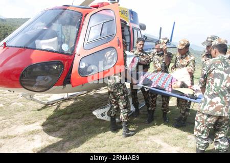 (150514) -- DOLAKHA, le 14 mai 2015 -- des membres de l'armée népalaise transportent une victime du tremblement de terre vers un hélicoptère dans le district de Dolakha, à environ 130 km à l'est de Katmandou, Népal, le 14 mai 2015. Le nombre de morts dans un nouveau tremblement de terre puissant qui a frappé le Népal mardi a grimpé à 96 et environ 2563 autres blessés, la police népalaise a déclaré dans sa dernière mise à jour jeudi. ) NÉPAL-DOLAKHA-VICTIME DU TREMBLEMENT DE TERRE PratapxThapa PUBLICATIONxNOTxINxCHN 150514 Dolakha Mai 14 2015 le personnel de l'armée népalaise transporte une victime du tremblement de terre à un hélicoptère dans le district de Dolakha à environ 130 km à l'est de Katmandou Népal Mai 14 2015 le bilan des morts en A. Banque D'Images