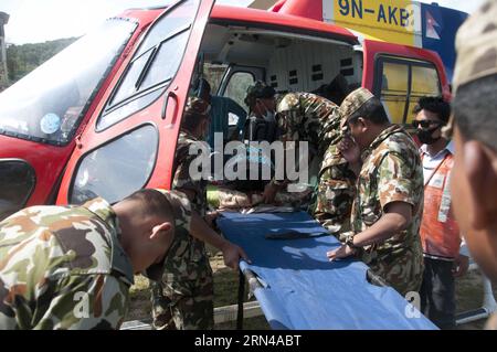 (150514) -- DOLAKHA, le 14 mai 2015 -- des membres de l'armée népalaise transportent une victime du tremblement de terre vers un hélicoptère dans le district de Dolakha, à environ 130 km à l'est de Katmandou, Népal, le 14 mai 2015. Le nombre de morts dans un nouveau tremblement de terre puissant qui a frappé le Népal mardi a grimpé à 96 et environ 2563 autres blessés, la police népalaise a déclaré dans sa dernière mise à jour jeudi. ) NÉPAL-DOLAKHA-VICTIME DU TREMBLEMENT DE TERRE PratapxThapa PUBLICATIONxNOTxINxCHN 150514 Dolakha Mai 14 2015 le personnel de l'armée népalaise transporte une victime du tremblement de terre à un hélicoptère dans le district de Dolakha à environ 130 km à l'est de Katmandou Népal Mai 14 2015 le bilan des morts en A. Banque D'Images