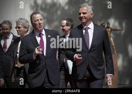 (150514) -- MEXICO, le 14 mai 2015 -- Jose Antonio Meade (G, front), ministre des Affaires étrangères du Mexique, accueille le conseiller fédéral et chef du Département fédéral des Affaires étrangères de la Suisse, Didier Burkhalter(R, front), à Mexico, capitale du Mexique, le 14 mai 2015. Alejandro Ayala) (jg) MEXICO-MEXICO CITY-SWITZERLAND-POLITICS-VISIT e AlejandroxAyala PUBLICATIONxNOTxINxCHN 150514 Mexico Mai 14 2015 Jose Antonio Meade l Front les Ministres des Affaires étrangères du Mexique accueillent le Conseiller fédéral et Chef du Département fédéral des Affaires étrangères de Suisse Didier Burkhalter r Front in Banque D'Images