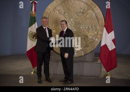 (150514) -- MEXICO, le 14 mai 2015 -- Jose Antonio Meade(R), ministre des Affaires étrangères du Mexique, accueille le conseiller fédéral et chef du Département fédéral des Affaires étrangères de la Suisse, Didier Burkhalter, à Mexico, capitale du Mexique, le 14 mai 2015. Alejandro Ayala) (jg) MEXICO-MEXICO CITY-SWITZERLAND-POLITICS-VISIT e AlejandroxAyala PUBLICATIONxNOTxINxCHN 150514 Mexico Mai 14 2015 Jose Antonio Meade r les ministres des Affaires étrangères du Mexique accueillent le Conseiller fédéral et Chef du Département fédéral des Affaires étrangères de la Suisse Didier Burkhalter à Mexico capitale du Mexique O Banque D'Images