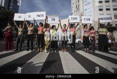 (150514) -- BUENOS AIRES, 14 mai 2015 -- les femmes membres de l Association Argentine des sages-femmes indépendantes (AAPI, pour son acronyme en espagnol) et les mères qui ont accouché à leur domicile, prennent part à une manifestation organisée devant le ministère argentin de la Santé, à Buenos Aires, capitale de l Argentine, le 14 mai 2015. La manifestation a été organisée pour faire pression contre la proposition du ministère de la Santé de mettre en place de nouvelles restrictions et réglementations sur les naissances à domicile, selon les organisateurs. Martin Zabala) (jg) ARGENTINA-BUENOS AIRES-SOCIETY-PROTEST e MARTINxZABALA PUBLICATIONxNOTxINxCHN 150514 Buenos Aires Mai 14 2 Banque D'Images