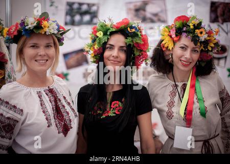 (150514) -- MEXICO, le 14 mai 2015 -- trois femmes posent lors de la Foire des cultures amies, au Zocalo de Mexico, capitale du Mexique, le 14 mai 2015. La septième édition de l'exposition de l'art, de la culture, du folklore et de la gastronomie de 94 pays a démarré ici jeudi.Pedro Mera) (jg) MEXICO-MEXICO CITY-SOCIETY-FAIR e PedroxMera PUBLICATIONxNOTxINxCHN 150514 Mexico 14 2015 Mai trois femmes posent lors de la Foire des cultures amies dans le Zocalo de Mexico City capitale du Mexique LE 14 2015 Mai la septième édition de l'exposition de l'Art Culture folklore et gastronomie Banque D'Images