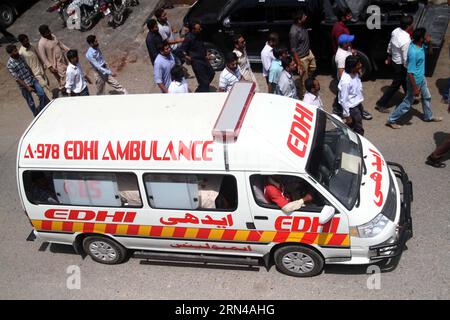 (150514) -- KARACHI, le 14 mai 2015 -- une ambulance transporte un cercueil d'une victime d'une attaque contre des membres de la minorité chiite Ismaili pakistanaise, vers un cimetière dans la ville portuaire de Karachi, dans le sud du Pakistan, le 14 mai 2015. Au moins 45 personnes ont été tuées et 10 autres blessées lorsque des hommes armés ont ouvert le feu sur un autobus transportant environ 60 à 65 personnes appartenant à un groupe minoritaire dans la ville portuaire de Karachi, au sud du Pakistan, mercredi matin, ont indiqué les médias locaux et les responsables. PAKISTAN-KARACHI-ATTAQUE-FUNÉRAILLES Arshad PUBLICATIONxNOTxINxCHN 150514 Karachi mai 14 2015 à Ambulance Transports un cercueil de Banque D'Images