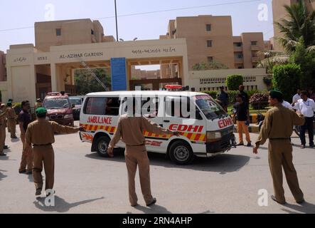 (150515) -- KARACHI, le 14 mai 2015 -- une ambulance transporte le cercueil d'une victime vers un cimetière dans la ville portuaire de Karachi, dans le sud du Pakistan, le 14 mai 2015. Au moins 45 personnes ont été tuées et 10 autres blessées lorsque des hommes armés ont ouvert le feu sur un autobus transportant environ 60 à 65 personnes appartenant à un groupe minoritaire dans la ville portuaire de Karachi, au sud du Pakistan, mercredi matin, ont indiqué les médias locaux et les responsables. PAKISTAN-KARACHI-BUS-ATTACK-FUNERAL Masroor PUBLICATIONxNOTxINxCHN Karachi mai 14 2015 à Ambulance transporte le cercueil d'une victime dans un cimetière dans la ville portuaire de Karachi au sud du Pakistan Banque D'Images