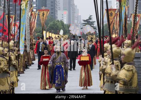 (150514) -- XI AN, le 14 mai 2015 -- Une cérémonie de bienvenue a lieu en l'honneur du Premier ministre indien Narendra Modi à Xi an, capitale de la province du Shaanxi du nord-ouest de la Chine, le 14 mai 2015.) (Yxb) CHINA-XI AN-INDIAN PM-WELCOMING CEREMONY(CN) HuangxJingwen PUBLICATIONxNOTxINxCHN 150514 Xi au 14 2015 mai une cérémonie de bienvenue EST le héros des premiers ministres indiens Narendra modes à Xi dans la capitale du nord-ouest de la Chine S Shaanxi province mai 14 2015 yxb Chine Xi au PM indien cérémonie de bienvenue CN HuangxJingwen PUBLICATIONxNOTxNOXN Banque D'Images