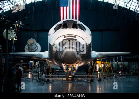 Navette spatiale Discovery Centre Udvar-Hazy Chantilly Virginie // CHANTILLY, Virginie — la navette spatiale Discovery est exposée au Centre Udvar-Hazy, une annexe du Musée national de l'Air et de l'espace Smithsonian. Discovery a effectué 39 missions en 27 ans de service avant sa retraite en 2011, ce qui en fait l'orbiteur le plus performant de la NASA. La navette a déployé le télescope spatial Hubble en 1990 et a participé à la construction de la Station spatiale internationale. Le centre Udvar-Hazy, qui a ouvert ses portes en 2003, abrite la collection du musée d'avions et de vaisseaux spatiaux trop grands pour être exposés Banque D'Images