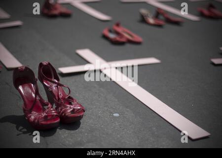 (150514) -- MEXICO, 14 mai 2015 -- des chaussures rouges sont placées lors d'une manifestation contre la violence sexiste à Mexico, capitale du Mexique, le 14 mai 2015. Alejandro Ayala) (vf) MEXICO-MEXICO CITY-SOCIETY-PROTEST e AlejandroxAyala PUBLICATIONxNOTxINxCHN 150514 Mexico 14 2015 Mai des chaussures rouges sont placées lors d'une manifestation contre la violence sexiste dans la capitale du Mexique LE 14 2015 mai Alejandro Ayala TTB Mexico Mexico Mexico Mexico City Society Protest e AlejandroxAyala PUBLICATIONxNOTxINxCHN Banque D'Images