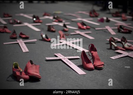 (150514) -- MEXICO, 14 mai 2015 -- des chaussures rouges sont placées lors d'une manifestation contre la violence sexiste à Mexico, capitale du Mexique, le 14 mai 2015. Alejandro Ayala) (vf) MEXICO-MEXICO CITY-SOCIETY-PROTEST e AlejandroxAyala PUBLICATIONxNOTxINxCHN 150514 Mexico 14 2015 Mai des chaussures rouges sont placées lors d'une manifestation contre la violence sexiste dans la capitale du Mexique LE 14 2015 mai Alejandro Ayala TTB Mexico Mexico Mexico Mexico City Society Protest e AlejandroxAyala PUBLICATIONxNOTxINxCHN Banque D'Images