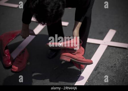 (150514) -- MEXICO, 14 mai 2015 -- une résidente pose des chaussures rouges lors d'une manifestation contre la violence sexiste à Mexico, capitale du Mexique, le 14 mai 2015. Alejandro Ayala) (vf) MEXICO-MEXICO CITY-SOCIETY-PROTEST e AlejandroxAyala PUBLICATIONxNOTxINxCHN 150514 Mexico 14 2015 mai un résident place des chaussures rouges lors d'une manifestation contre la violence sexiste dans la capitale de Mexico LE 14 2015 mai Alejandro Ayala TTB Mexico Mexico Mexico Mexico City Society Protest e AlejandroxAyala PUBLICATIONxNOTxINxCHN Banque D'Images