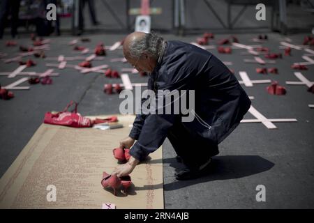 (150514) -- MEXICO, 14 mai 2015 -- une résidente pose des chaussures rouges lors d'une manifestation contre la violence sexiste à Mexico, capitale du Mexique, le 14 mai 2015. Alejandro Ayala) (vf) MEXICO-MEXICO CITY-SOCIETY-PROTEST e AlejandroxAyala PUBLICATIONxNOTxINxCHN 150514 Mexico 14 2015 mai un résident place des chaussures rouges lors d'une manifestation contre la violence sexiste dans la capitale de Mexico LE 14 2015 mai Alejandro Ayala TTB Mexico Mexico Mexico Mexico City Society Protest e AlejandroxAyala PUBLICATIONxNOTxINxCHN Banque D'Images