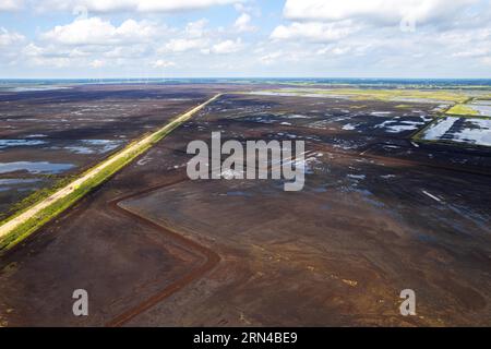 Vue aérienne de Moor, zone d'extraction de tourbe Esterweger dose dans l'Emsland, image de drone, Basse-Saxe, Allemagne Banque D'Images