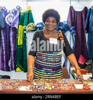 (150515) -- RIO DE JANEIRO, 15 mai 2015 -- Patricia Agbakwu Ajegwu du Nigeria présente l'agbada de robe traditionnelle et des colliers fabriqués par des femmes nigérianes au 25e Sommet mondial des femmes à Sao Paulo, Brésil, le 15 mai 2015. Plus de 1 000 femmes déligates de quelque 60 pays et régions ont participé à cette réunion de trois jours. BRÉSIL-SAO PAULO-SOMMET MONDIAL DES FEMMES-ARTISANAT XuxZijian PUBLICATIONxNOTxINxCHN Rio de Janeiro Mai 15 2015 Patricia du Nigeria présente Robe traditionnelle et colliers fabriqués par des femmes nigérianes AU 25e Sommet mondial des femmes à Sao Paulo Brésil Mai 15 2015 Banque D'Images