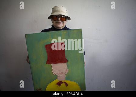 (150516) -- BUENOS AIRES, - Une femme pose avec une de ses œuvres dans l'atelier de sculpture et de peinture pour aveugles du Musée des Arts plastiques Eduardo Sivori à Buenos Aires, capitale de l'Argentine, le 15 mai 2015. Selon les organisateurs, l’atelier est destiné aux personnes aveugles ou malvoyantes, dans le but de mettre en évidence la capacité de perception et d’interprétation spatiale des participants. Martin Zabala) (zjy) ARGENTINA-BUENOS AIRES-BLIND-ART e MARTINxZABALA PUBLICATIONxNOTxINxCHN Buenos Aires une femme pose avec une de ses œuvres dans le travail de sculpture et de peinture Banque D'Images