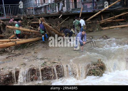 (150516) -- LIUZHOU, 16 mai 2015 -- des villageois défrichent un chenal dans le comté de Rongshui, dans la région autonome de Guangxi Zhuang, au sud-ouest de la Chine, le 16 mai 2015. De fortes pluies ont frappé Guangxi à partir de jeudi. Le Centre météorologique national (NMC) a émis vendredi une alerte jaune pour les pluies torrentielles, les orages et la grêle dans certaines parties du sud de la Chine. (Wyo) CHINA-GUANGXI-RONGSHUI-MUDSLIDE (CN) LongxLinzhi PUBLICATIONxNOTxINxCHN Liuzhou Mai 16 2015 des villageois dégagent un chenal fluvial dans le comté de Rongshui Sud-Ouest de la Chine S Guangxi Zhuang région autonome mai 16 2015 une forte pluie a frappé Guangxi à partir de jeudi T Banque D'Images